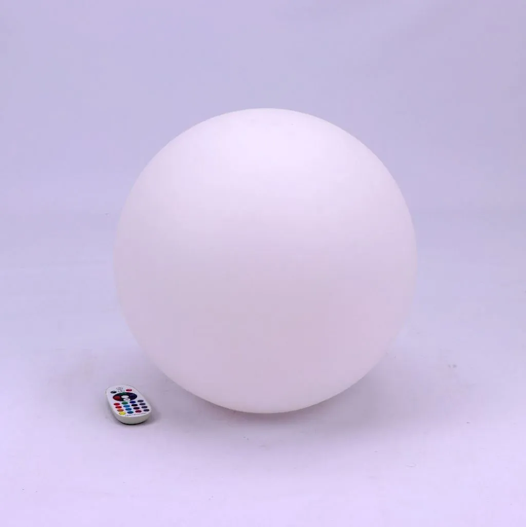 Sfera LED 3W RGB con Telecomando IR 24 Tasti e Alimentatore Dimmerabile, vista angolata con telecomando