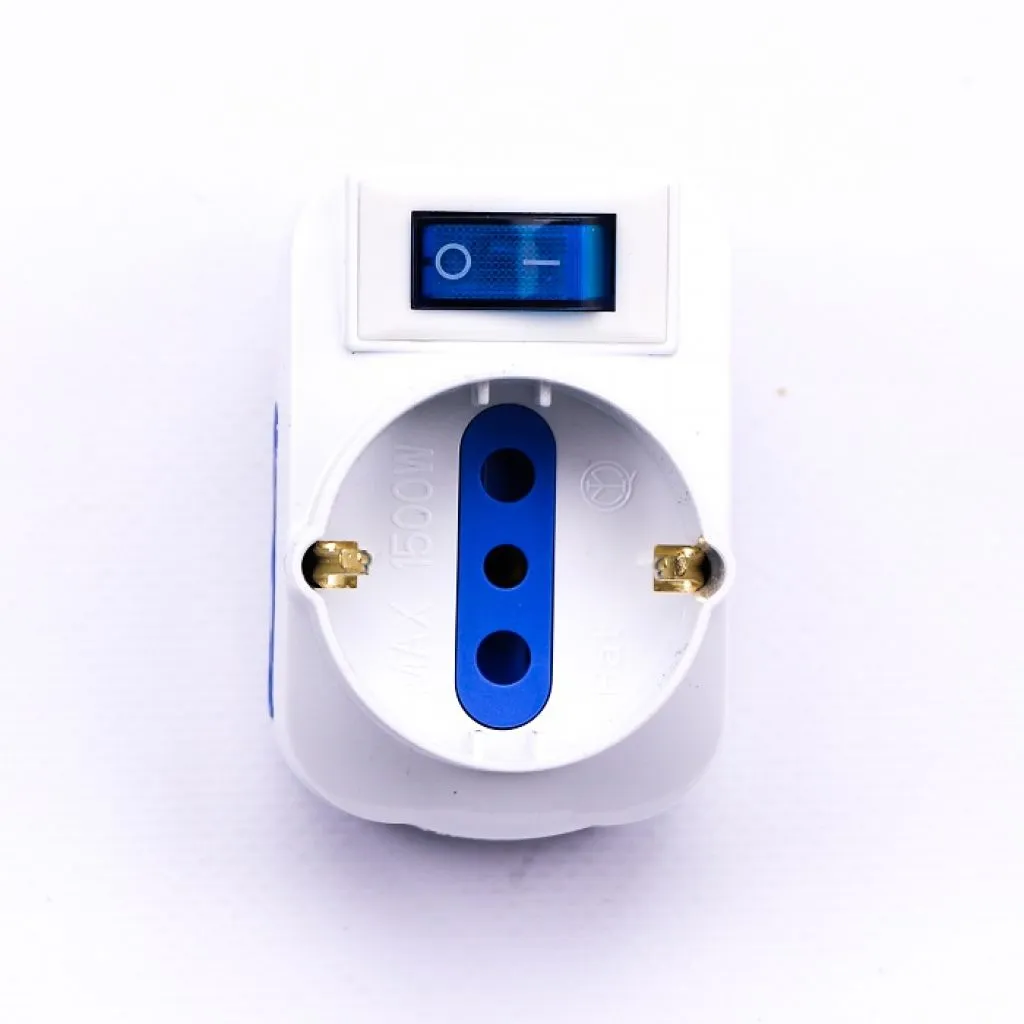 Adattatore Multipresa con 2x Prese Bipasso 10A, 1x Presa Bipasso/Schuko 10/16A, Spina 16A e Interruttore Colore Bianco, vista frontale