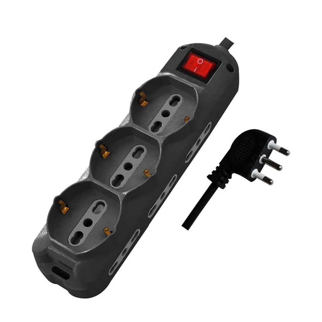 Multipresa con Cavo 1,5m e 9x Prese 10/16A (6x Laterali Bipasso + 3x Frontale Bipasso/Schuko), Spina 16A e Interruttore Colore Nero, vista angolata con spina