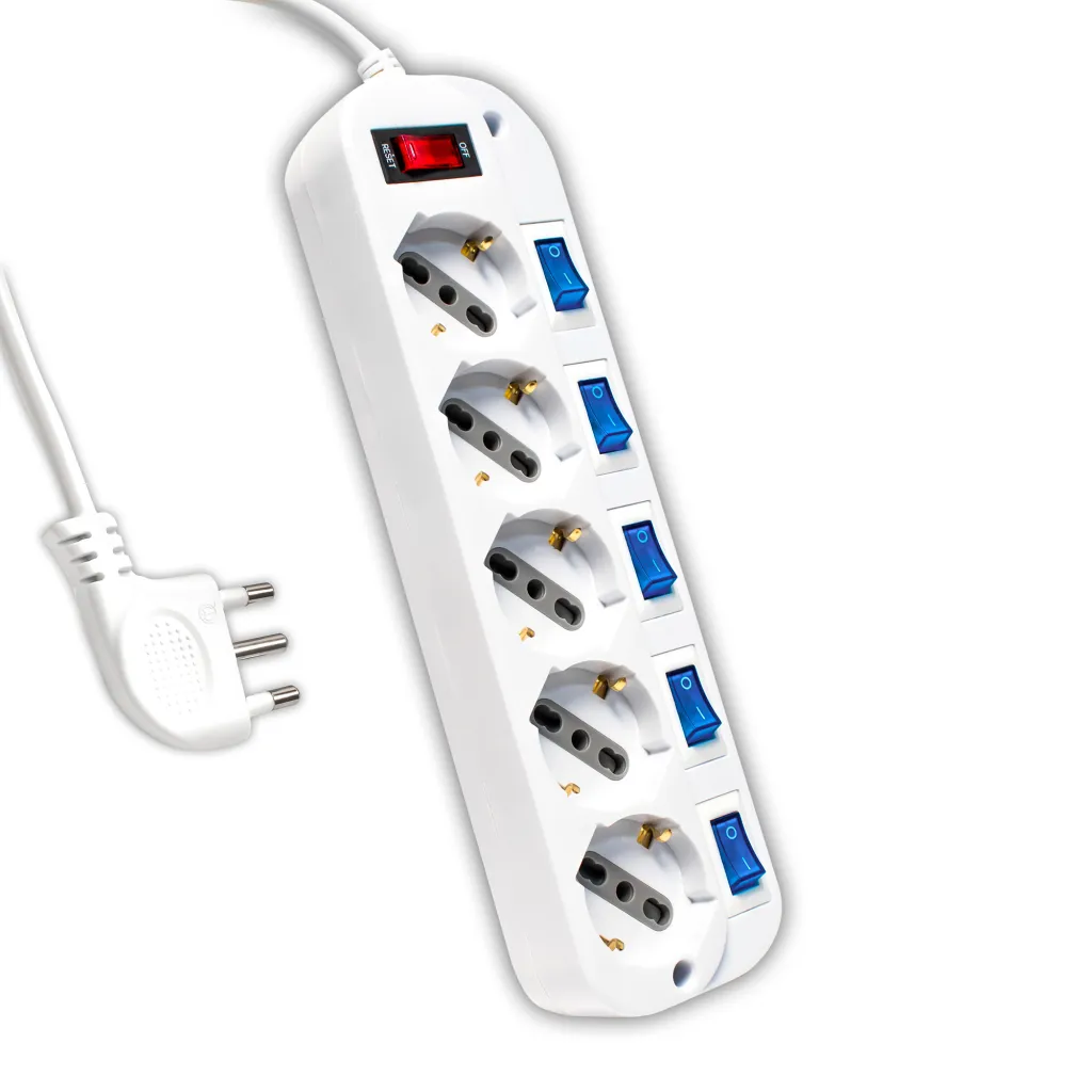 Multipresa con Cavo 1,5m e 5x Prese Bipasso/Schuko 10/16A, Spina 16A e Interruttori Indipendenti + Generale Colore Bianco, vista angolata frontale