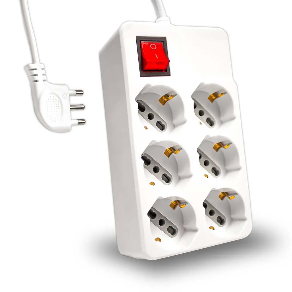 Multipresa Quadra con Cavo 1,5m e 6x Prese Bipasso/Schuko 10/16A, Spina 16A e Interruttore Colore Bianco, vista angolata frontale